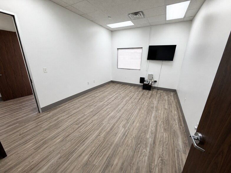 More Photos Of 20212 Hempstead Rd, Houston Warehouse For Lease