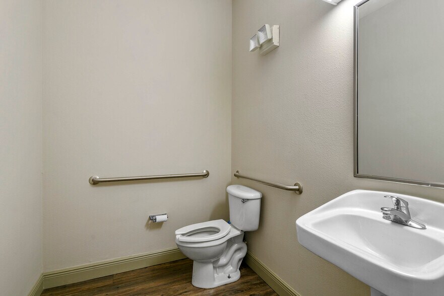 More Photos Of 871 Outer Rd, Orlando Medical For Lease