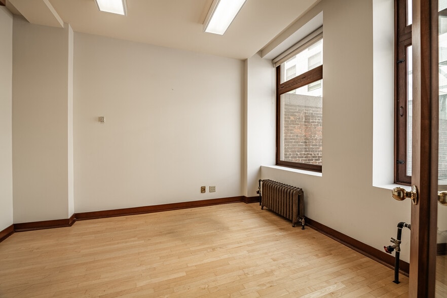 More Photos Of 261 Rue Saint-Jacques, Montréal Office For Lease