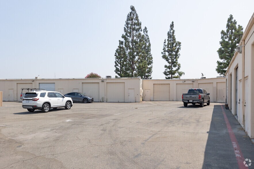 More Photos Of 2021 W Commonwealth Ave, Fullerton Light Manufacturing For Lease