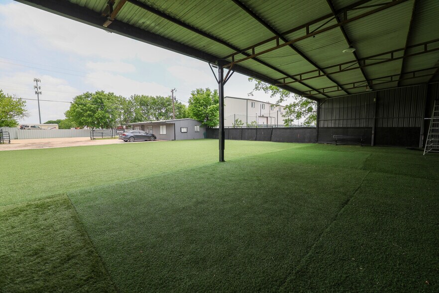 More Photos Of 415 Topeka Ave, Justin Industrial For Sale