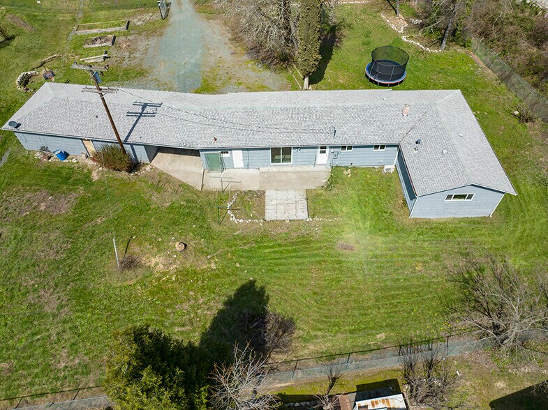 More Photos Of 2660 NW Vine St, Grants Pass Manufacturing For Sale