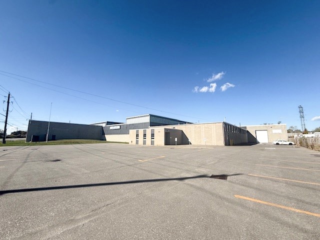 Primary Photo Of 4790 North Service Rd E, Windsor Distribution For Lease