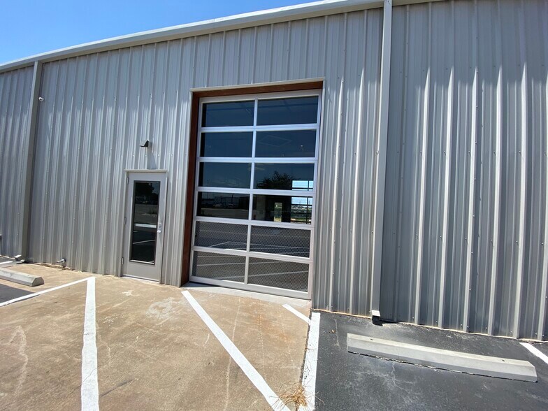 More Photos Of 443 Bastrop Hwy, Austin Flex For Lease
