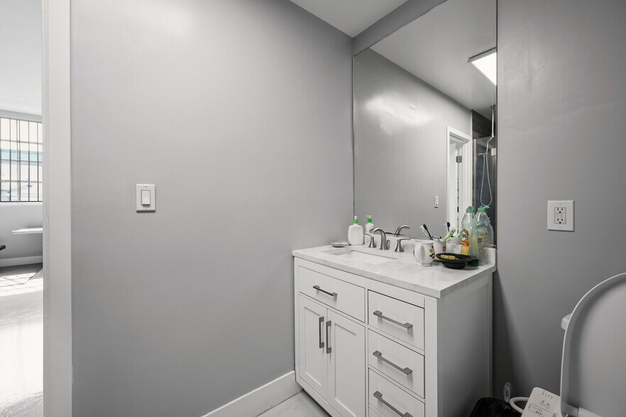 More Photos Of 4807-4827 E 49th St, Vernon Warehouse For Lease