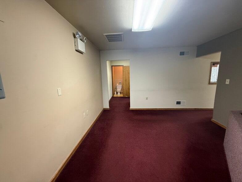 More Photos Of 550 N Mountain Rd, Harrisburg Freestanding For Lease