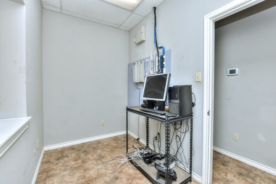 More Photos Of 4159 E University Ave, Georgetown Light Manufacturing For Sale