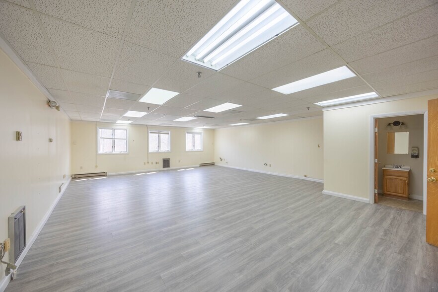 More Photos Of 439 Littleton Rd, Westford Unknown For Lease