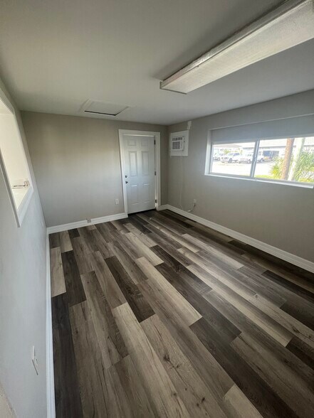 More Photos Of 1880 Elsa St, Naples Warehouse For Sale