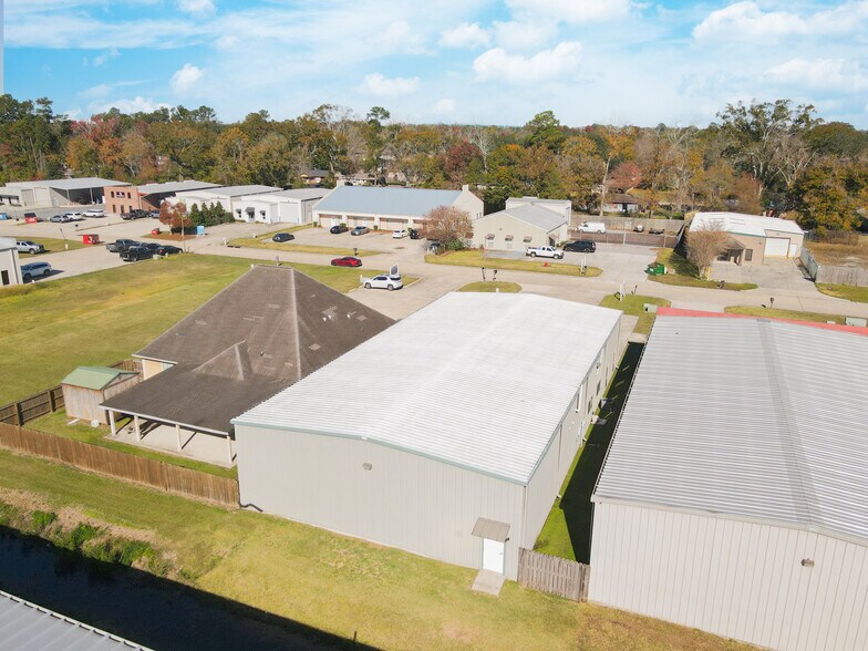 More Photos Of 211 Eastbank Dr, Gonzales Warehouse For Lease