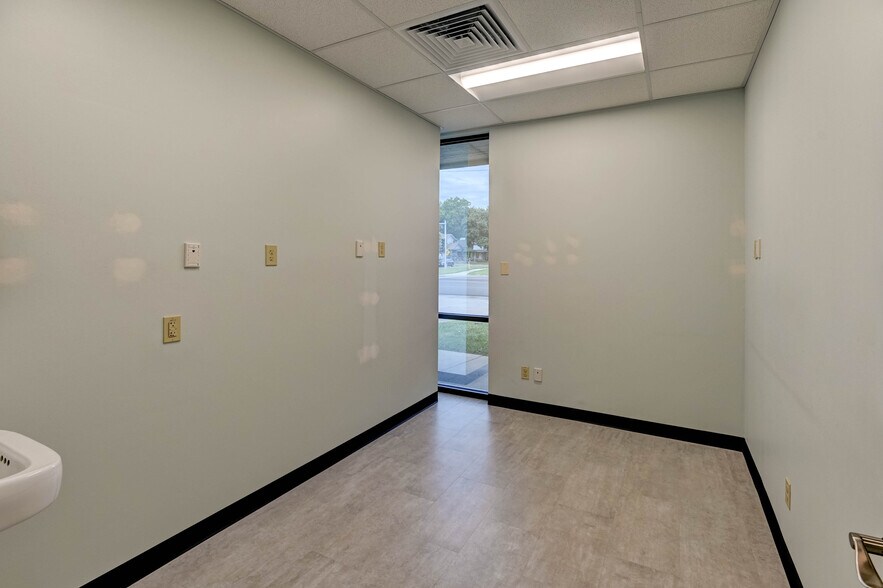 More Photos Of 1315-1317 SW 6th Ave, Topeka Office For Sale