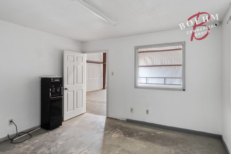 More Photos Of 995 Industrial Blvd, Del Rio Distribution For Lease