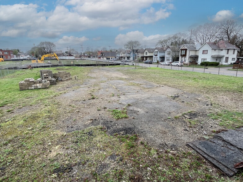 More Photos Of 355 W Main St, Newark Warehouse For Lease