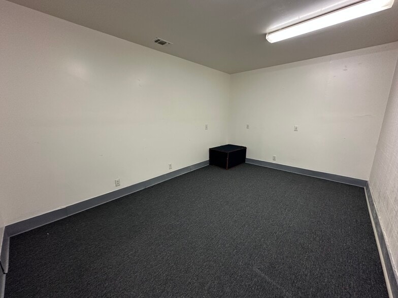 More Photos Of 6628 Crestway Dr, San Antonio Flex For Sale