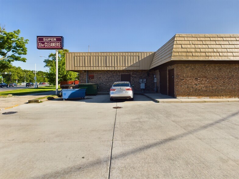 More Photos Of 2138 S Mannheim Rd, Westchester Restaurant For Sale