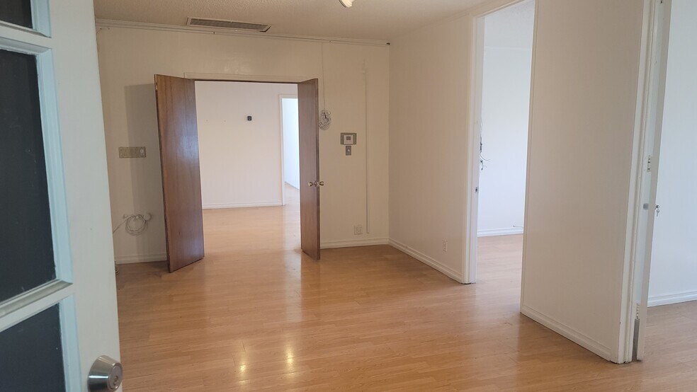 More Photos Of 14401 Gilmore St, Van Nuys Office For Lease