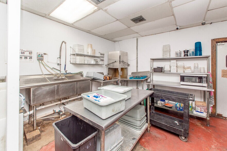 More Photos Of 7310 Highway 182 E, Morgan City General Retail For Sale