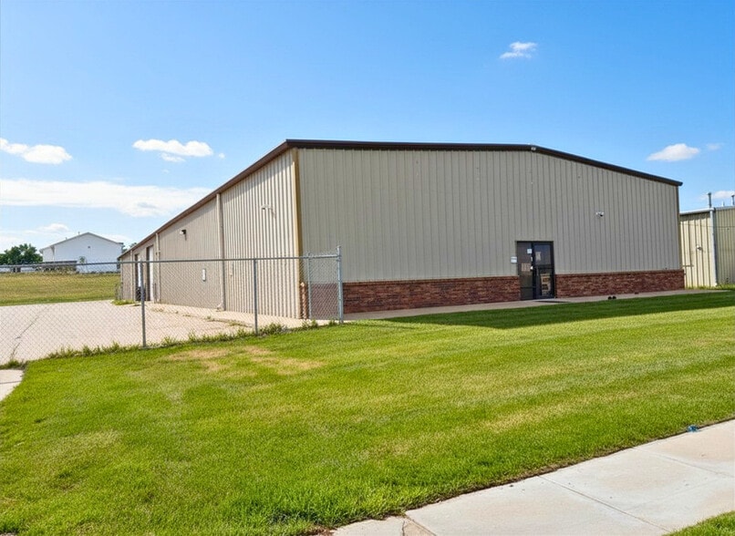 More Photos Of 1720 Adams St, Lincoln Warehouse For Lease