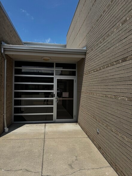 More Photos Of 600 6th Ave, Saint Albans Office For Sale