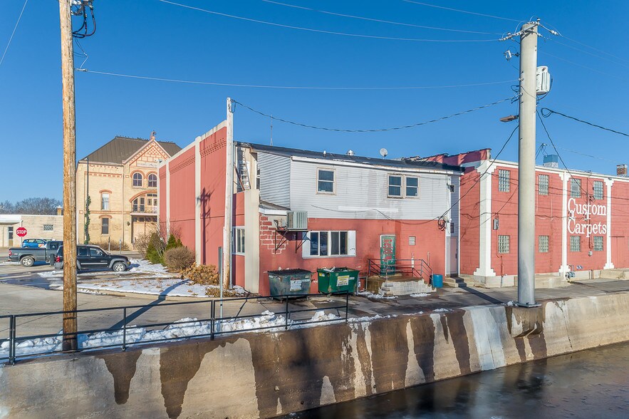 More Photos Of 318 W North Water St, New London Bar For Sale