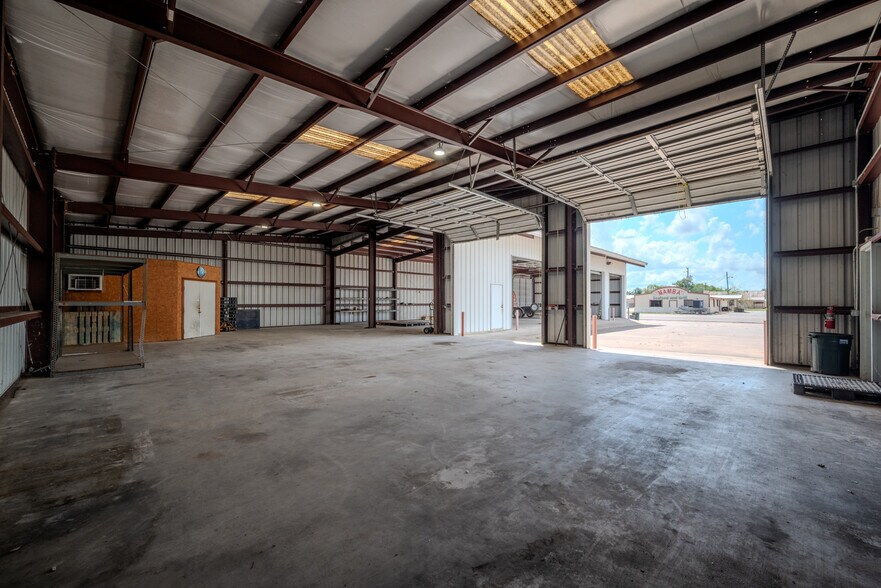 More Photos Of 619 E Jackson St, El Campo Warehouse For Lease