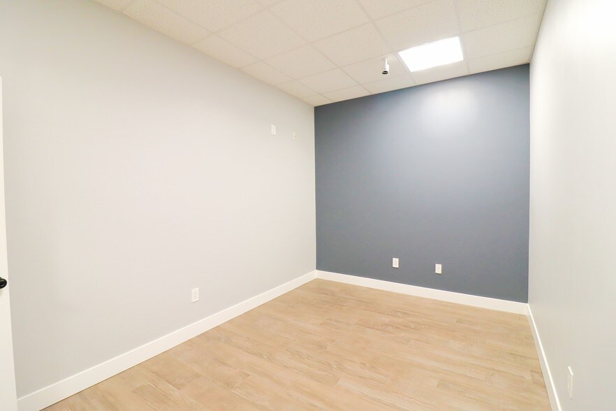 More Photos Of 6050 N Black Canyon Hwy, Phoenix Loft Creative Space For Sale