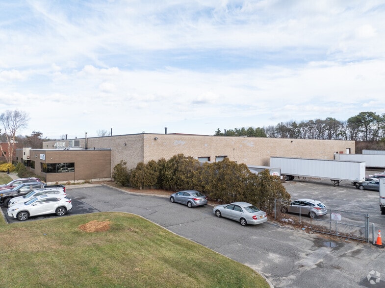 More Photos Of 889 Waverly Ave, Holtsville Warehouse For Lease