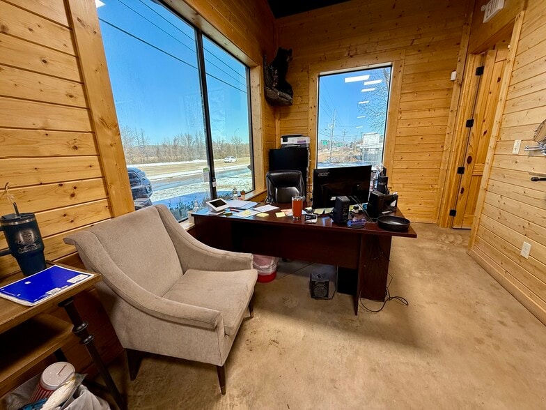 More Photos Of 1817 W Main St, Atlanta Warehouse For Sale