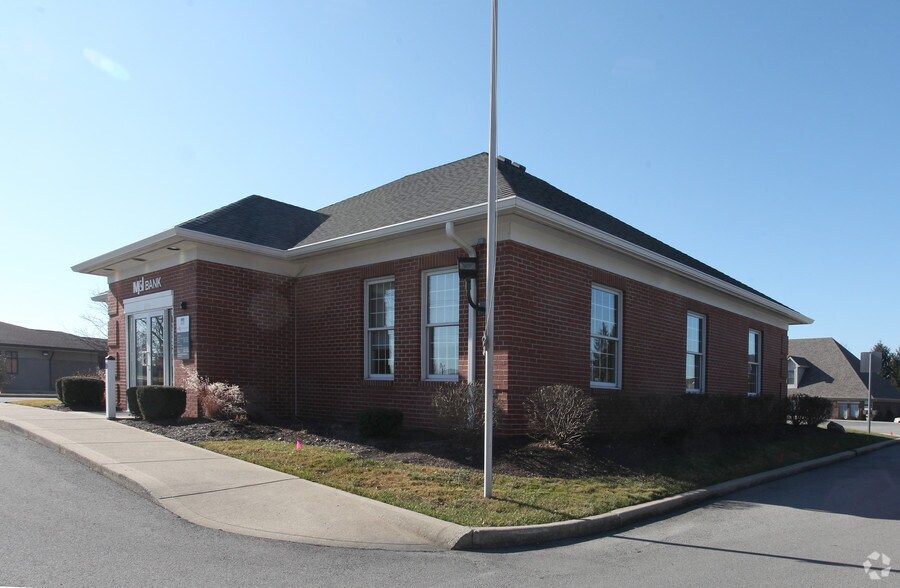 More Photos Of 11991 Fishers Crossing Dr, Fishers Bank For Sale