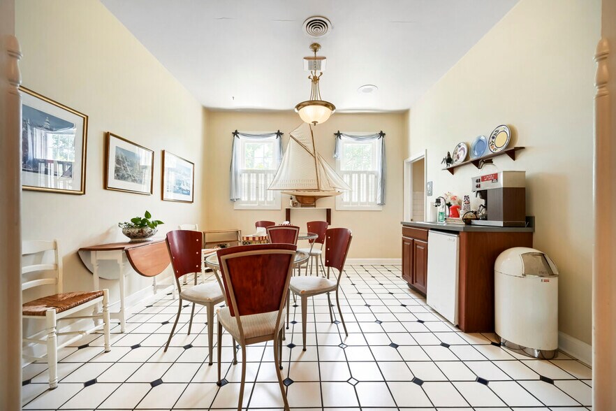 More Photos Of 426 S Crain Hwy, Glen Burnie Funeral Home For Sale