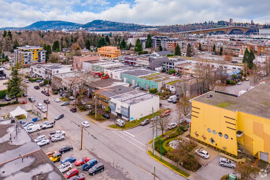 More Photos Of 1401 Crown St, North Vancouver District Light Distribution For Sale