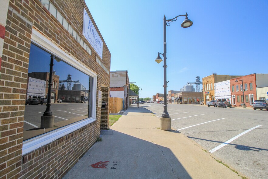 More Photos Of 320 N Main St, Pocahontas Medical For Sale