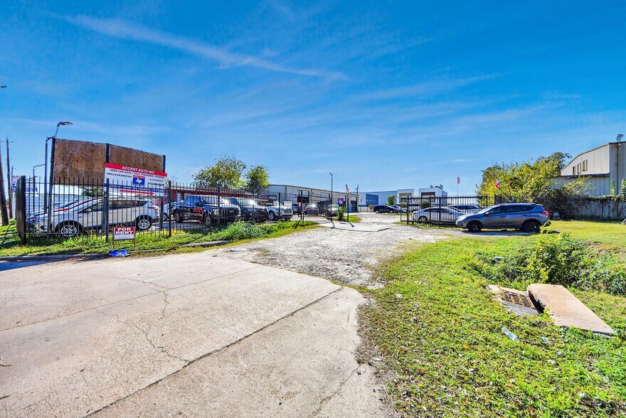 More Photos Of 6549 W Tidwell Rd, Houston Auto Dealership For Lease