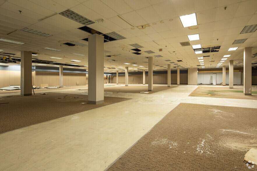 More Photos Of 2 Orland Square Dr, Orland Park General Retail For Sale