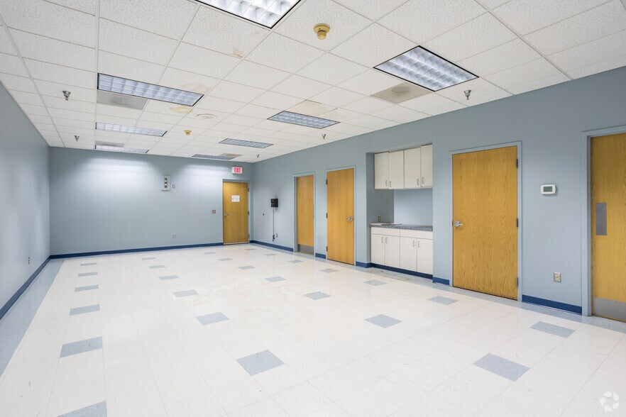 More Photos Of 2401 SE Creekview Dr, Ankeny Distribution For Lease