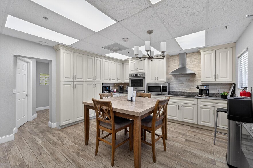 More Photos Of 3411 N 29th St, Tampa Office For Sale
