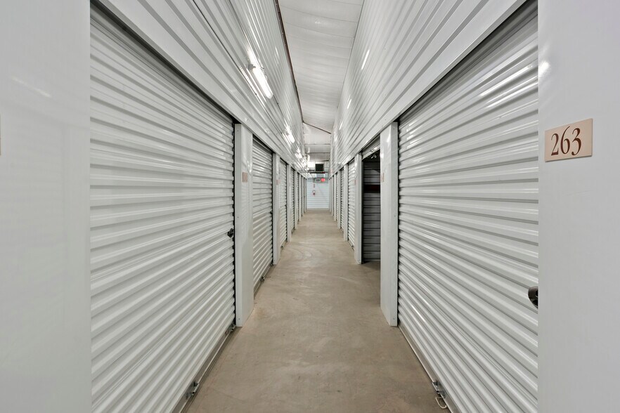 More Photos Of 13551 W Glendale Ave, Glendale Self Storage For Sale