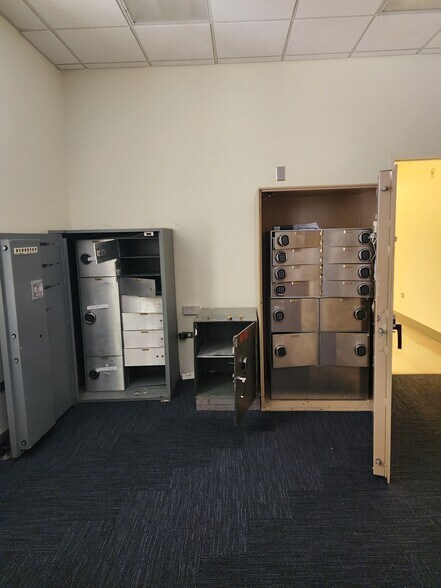 More Photos Of 139 N Main St, Jonesboro Bank For Sale