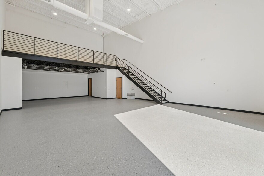 More Photos Of 7700 Broadway Ext, Oklahoma City Light Distribution For Sale