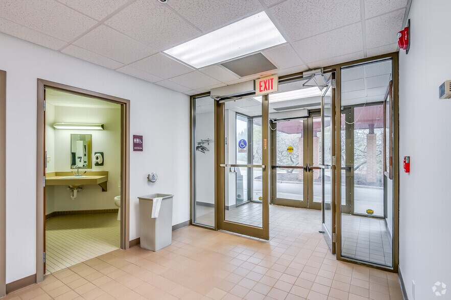 More Photos Of 7007 N Range Line Rd, Milwaukee Medical For Sale