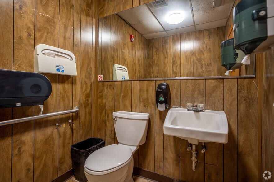 More Photos Of 912 E Walnut St, Garland Manufacturing For Lease