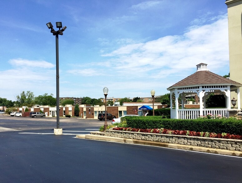 More Photos Of 865-909 E Wilmette Rd, Palatine Medical For Lease