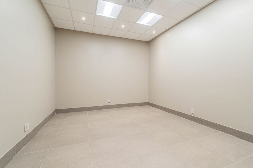 More Photos Of 5805 Boul Décarie, Montréal General Retail For Lease