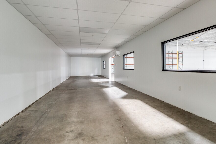 More Photos Of 11232 Leo Ln, Dallas Warehouse For Lease