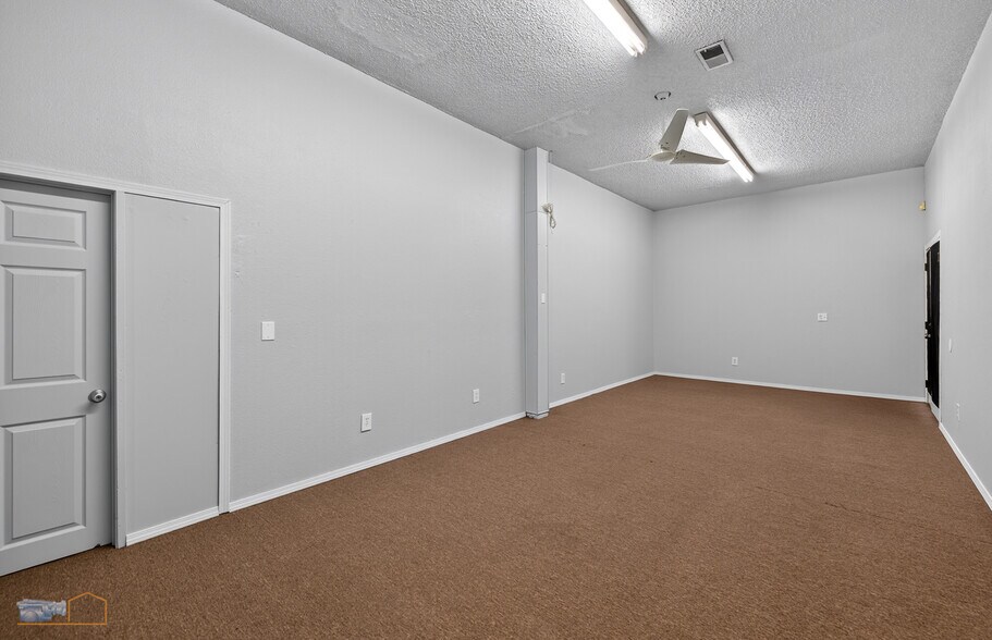 More Photos Of 2207-2209 9th St, Greeley Flex For Sale