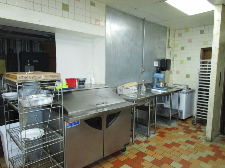 More Photos Of 1301 E Fulton St, Garden City Bar For Sale