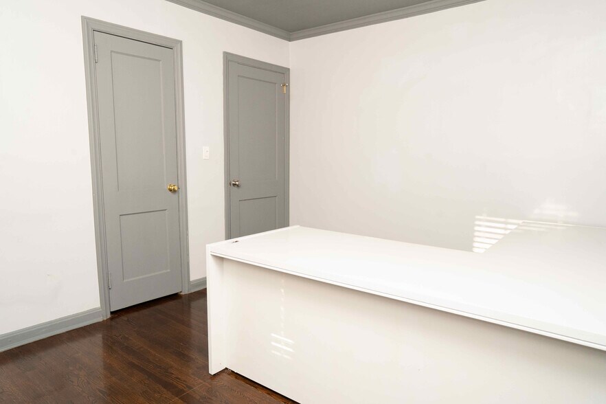 More Photos Of 232 SE Powers Ferry Rd, Marietta Office For Sale