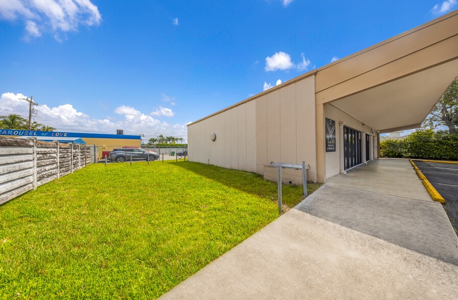 More Photos Of 9465 SW 56th St, Miami Freestanding For Sale