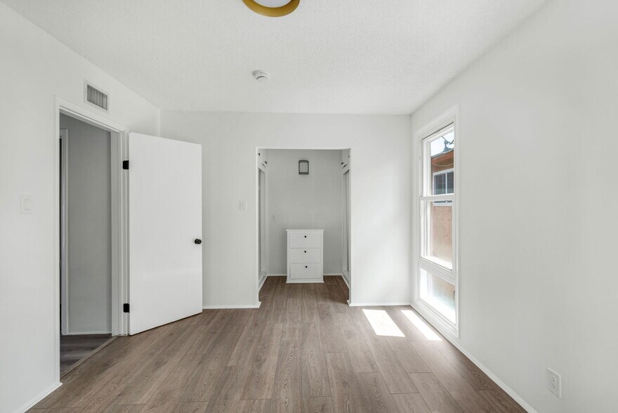 More Photos Of 125 E Buckthorn St, Inglewood Apartments For Sale