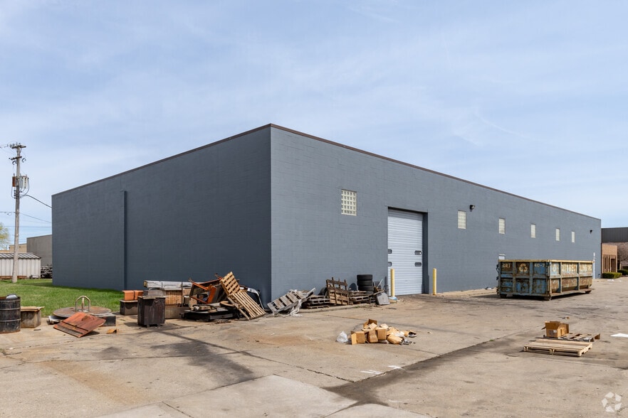 More Photos Of 33891 Doreka Dr, Fraser Warehouse For Lease